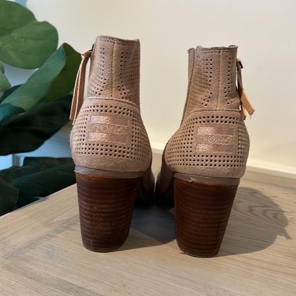 TOMS size 8.5 Majorca tan Suede leather opened toed and super cute Booties! - Picture 3 of 5